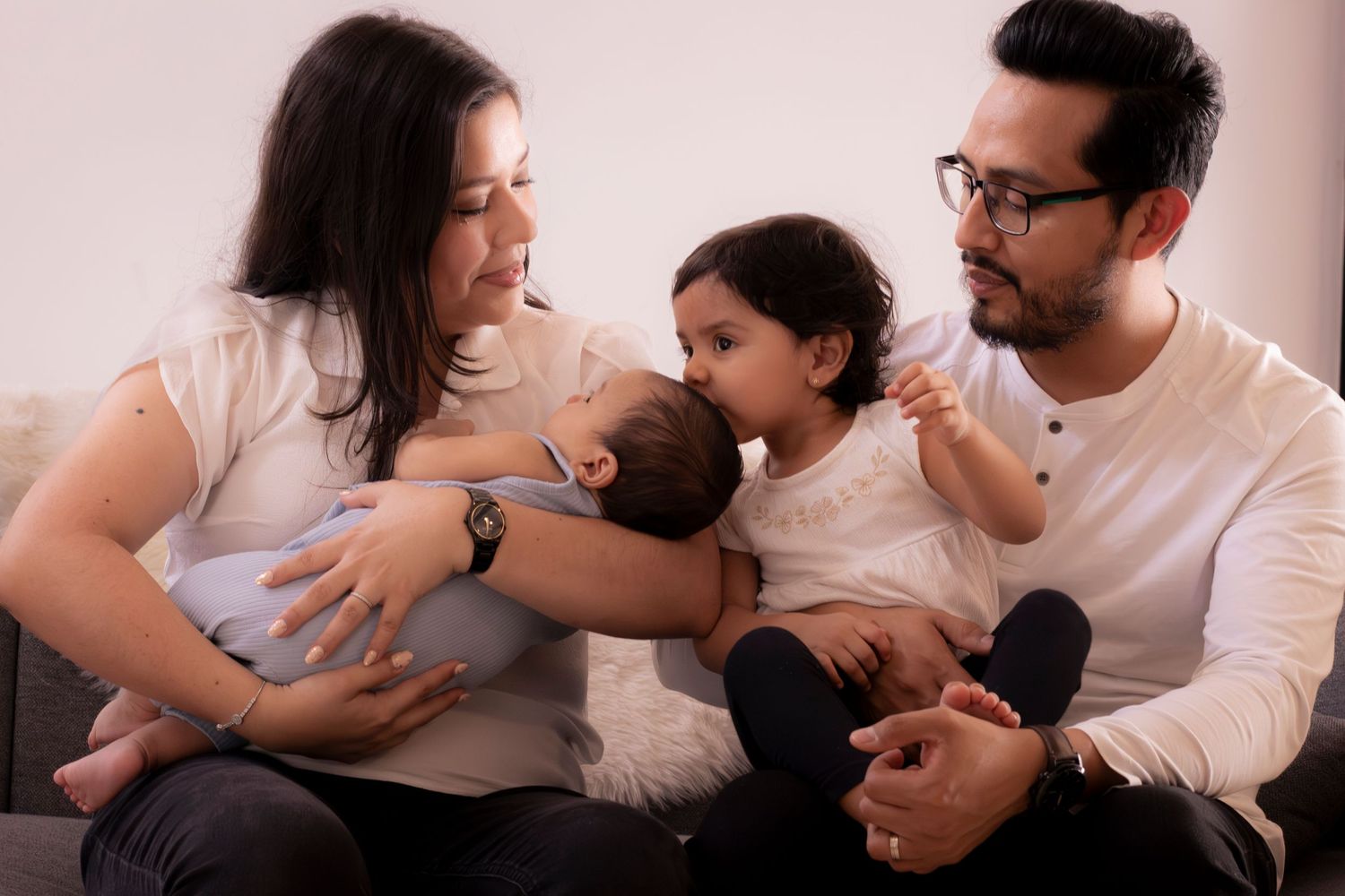 Sesión de fotografía familiar con recién nacido en Guatemala. Familia