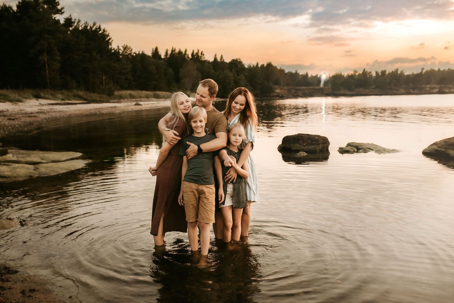 fotosessioon mere ääres, perepildid looduses, fotograaf