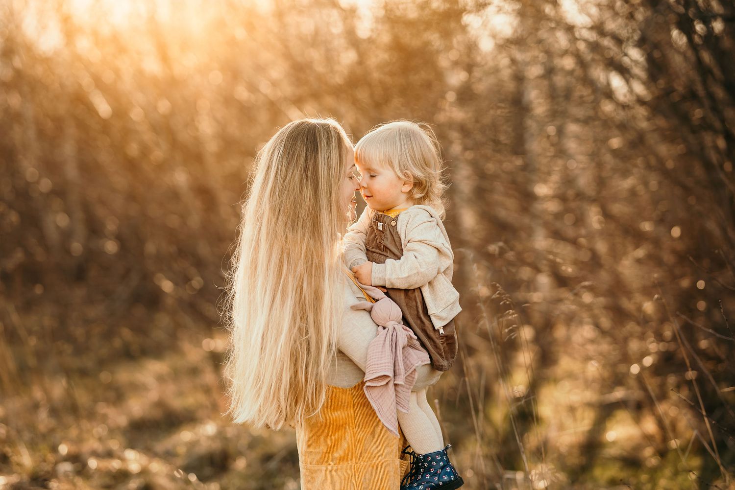 emme ja mina fotosessioon, perepildid looduses, fotograaf, kaunid perepildid