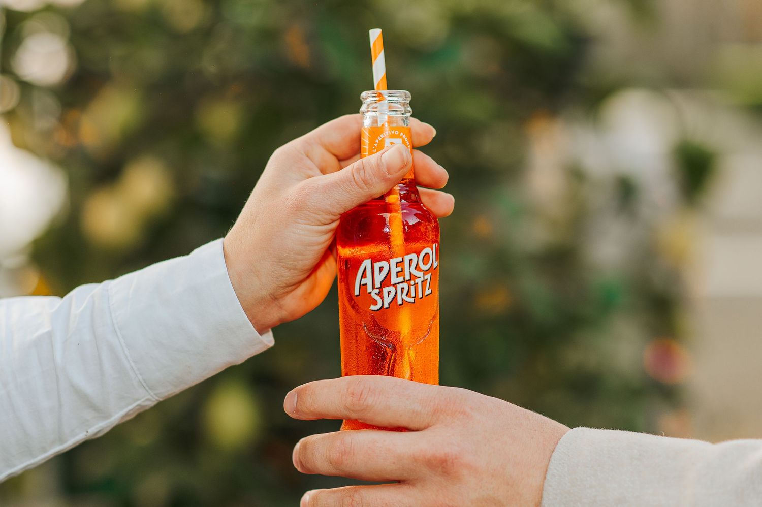 Aperol Spritz detail captured during a relaxed wedding celebration in the Tuscan countryside
