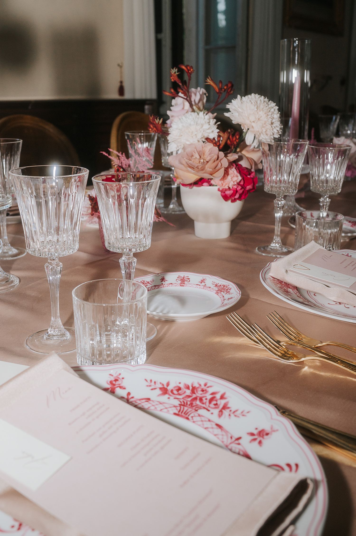 Elegant wedding table setting captured during a luxury reception in Tuscany, Italy