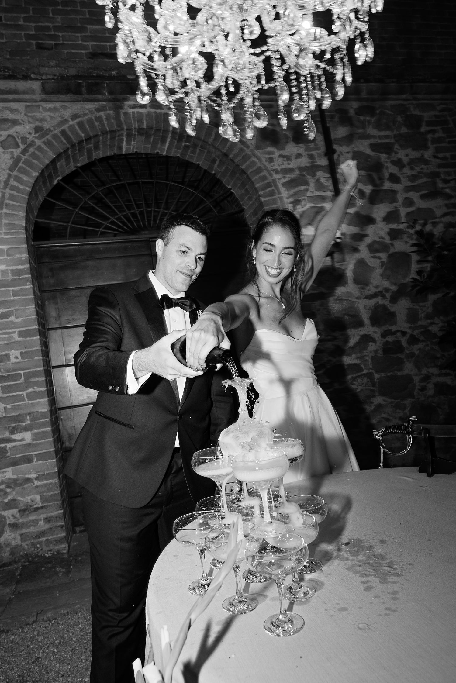 Black and white wedding cake moment captured with a timeless editorial approach and elegant atmosphere in tuscany