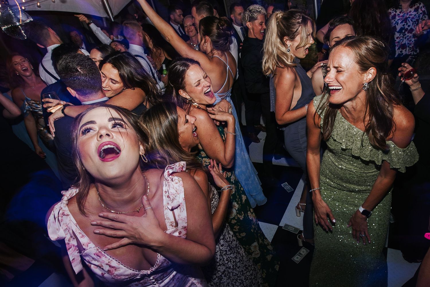 Joyful wedding party captured in Italy, blending energy, emotion and a modern editorial style