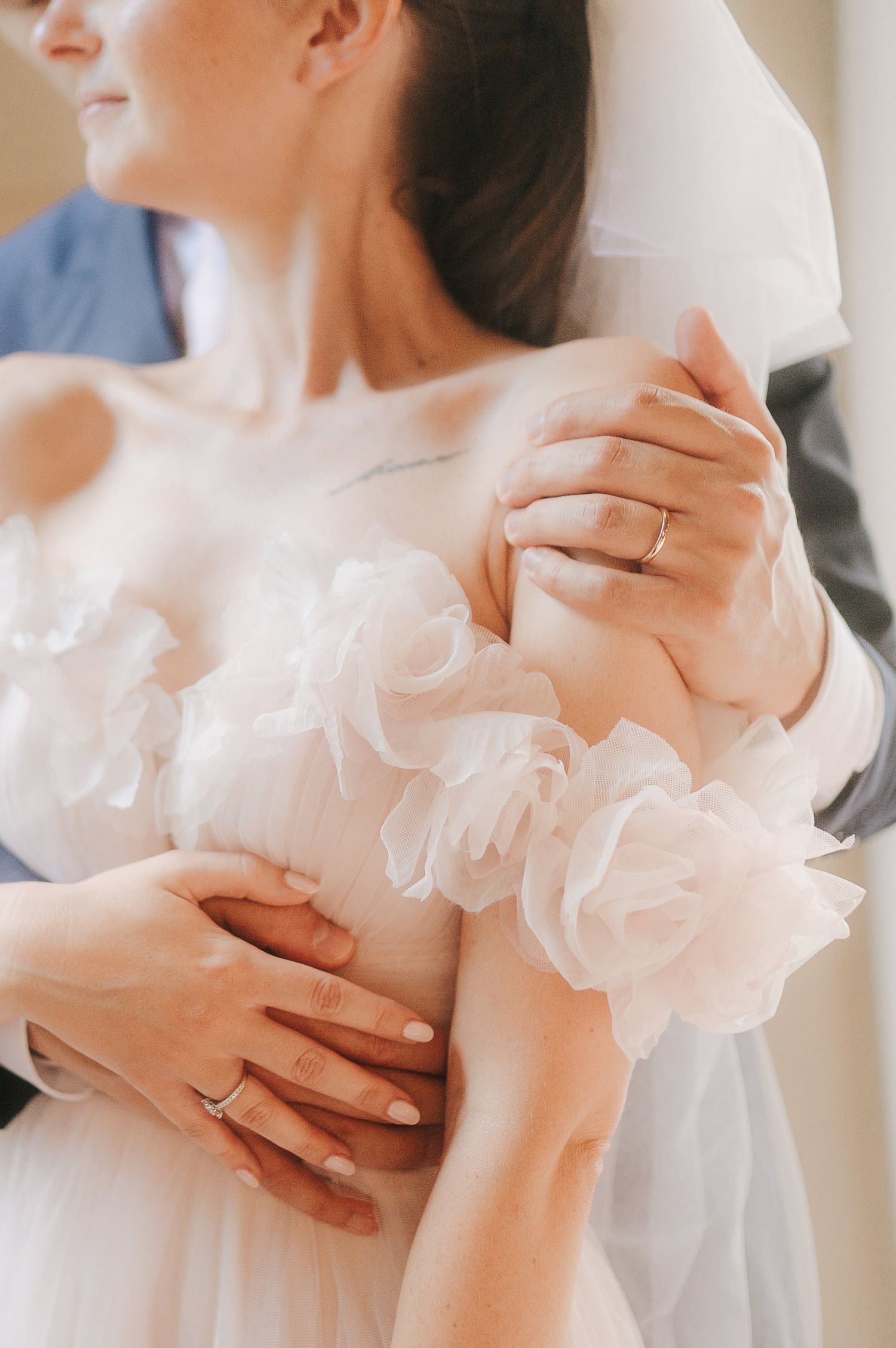 Elegant bridal portrait with soft light captured during a refined wedding in Tuscany