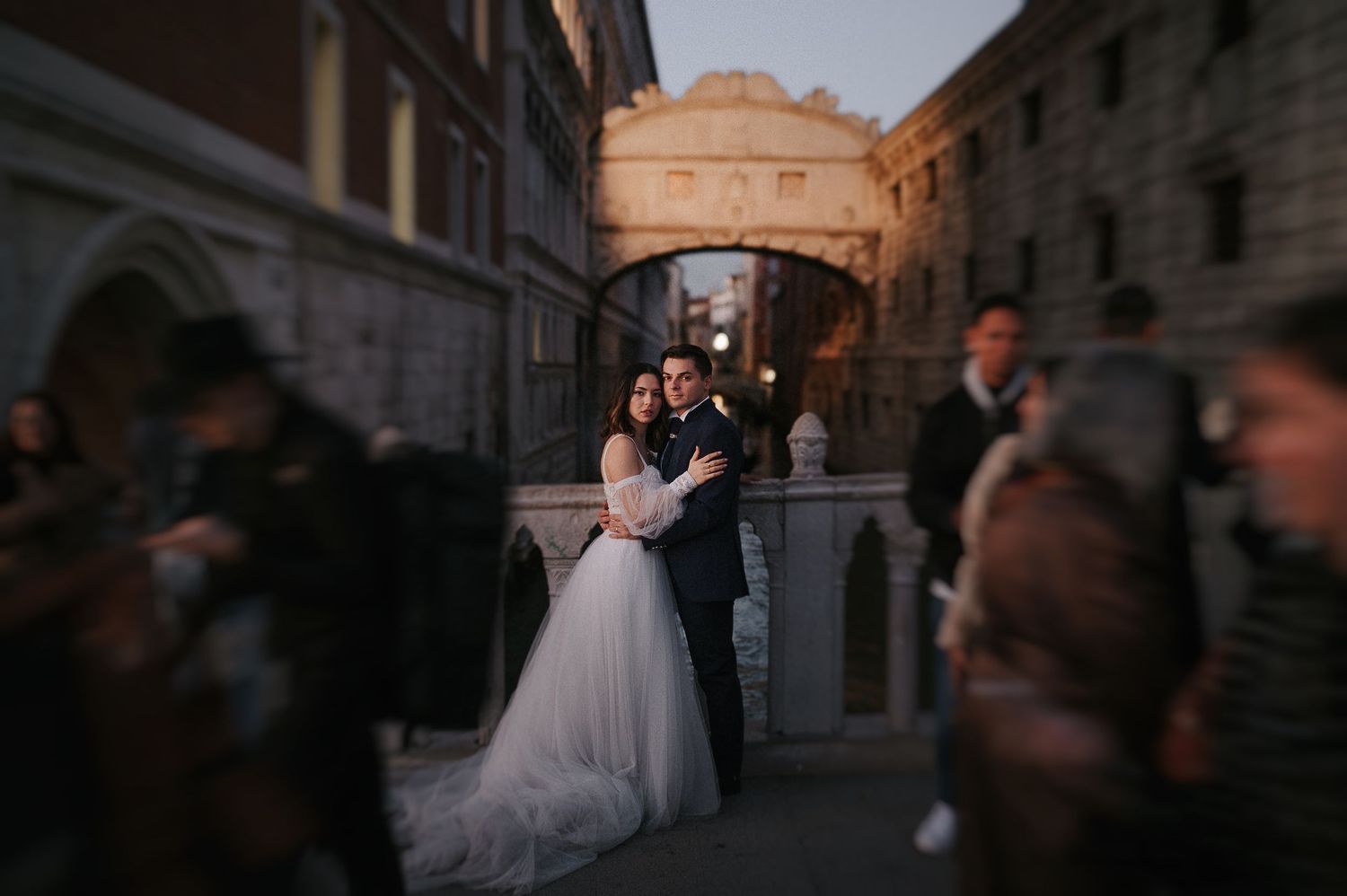 Post-wedding couple photographed in the streets of Venice, Italy, capturing movement and authentic atmosphere