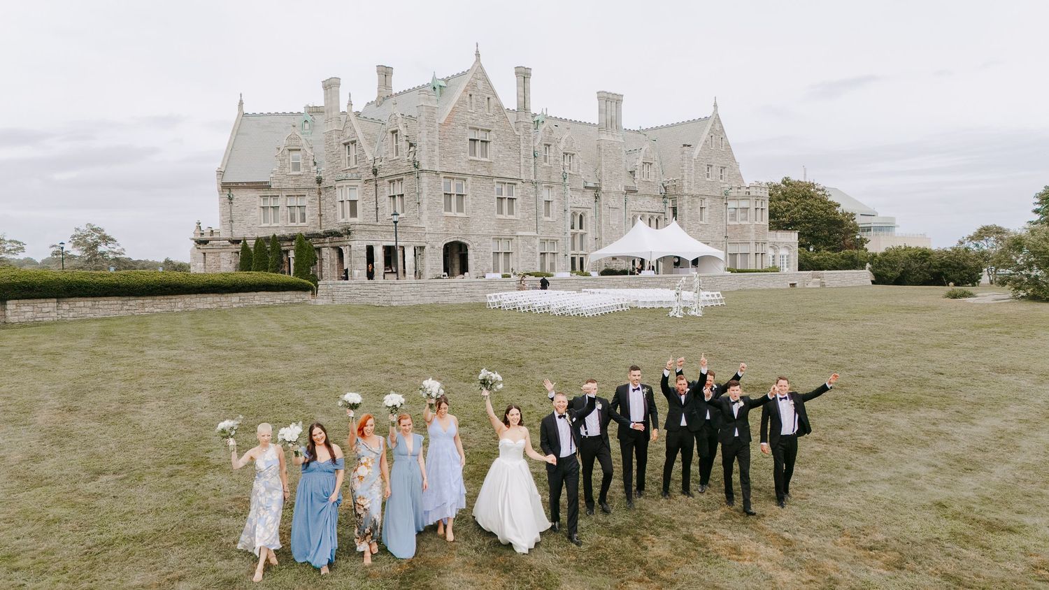 Wedding party gathered in front of an elegant venue, documenting a refined celebration experience