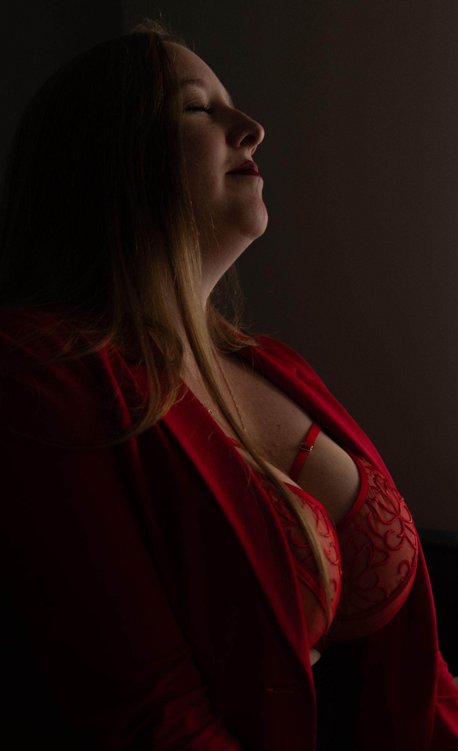 Photographie intime et élégante d’une femme, style boudoir de luxe à Québec.