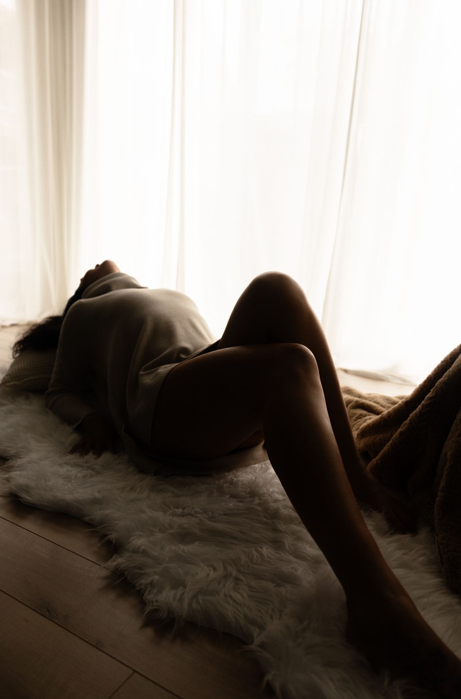 Photographie intime et élégante d’une femme, style boudoir de luxe à Québec.