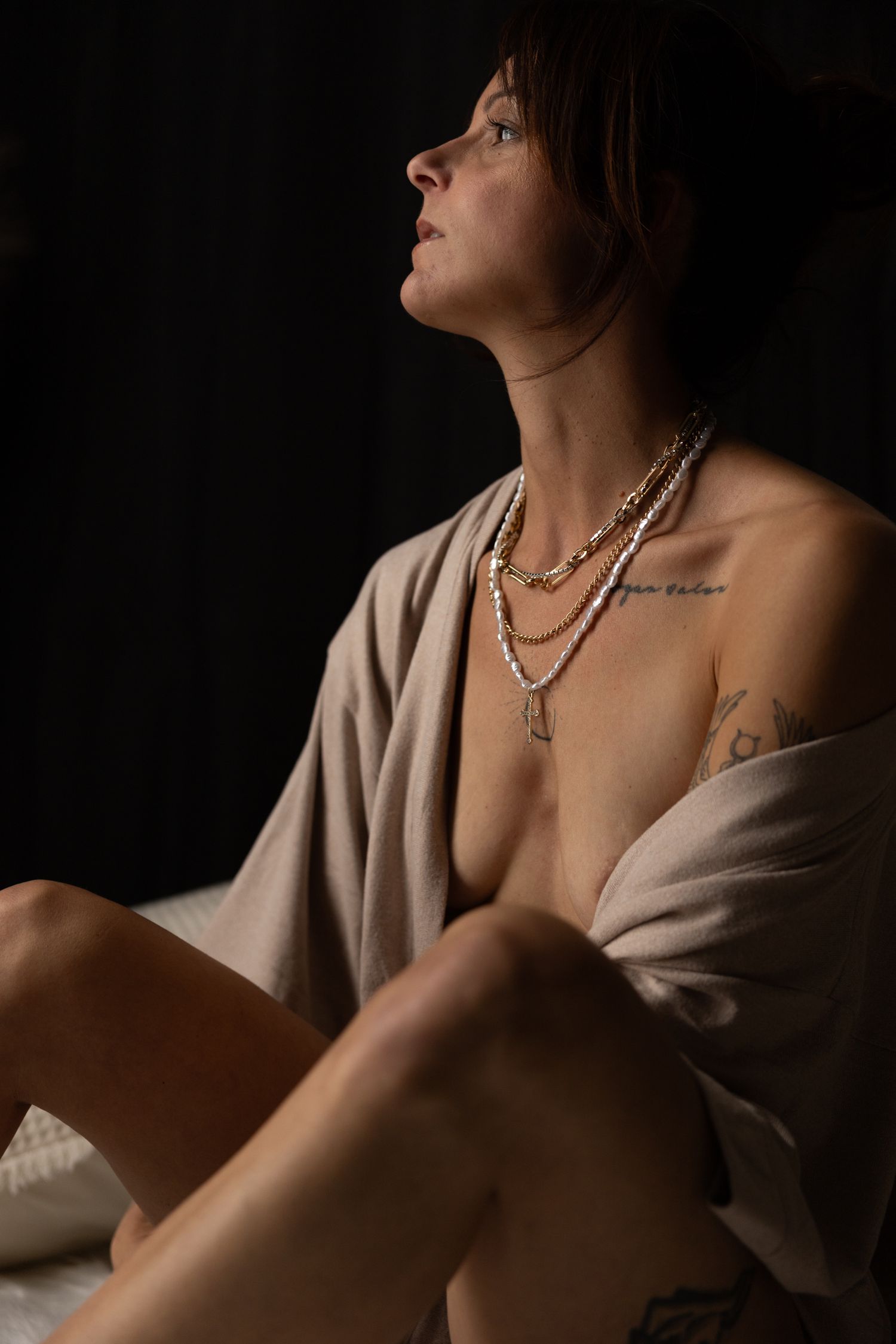 Photographie intime et élégante d’une femme, style boudoir de luxe à Québec.