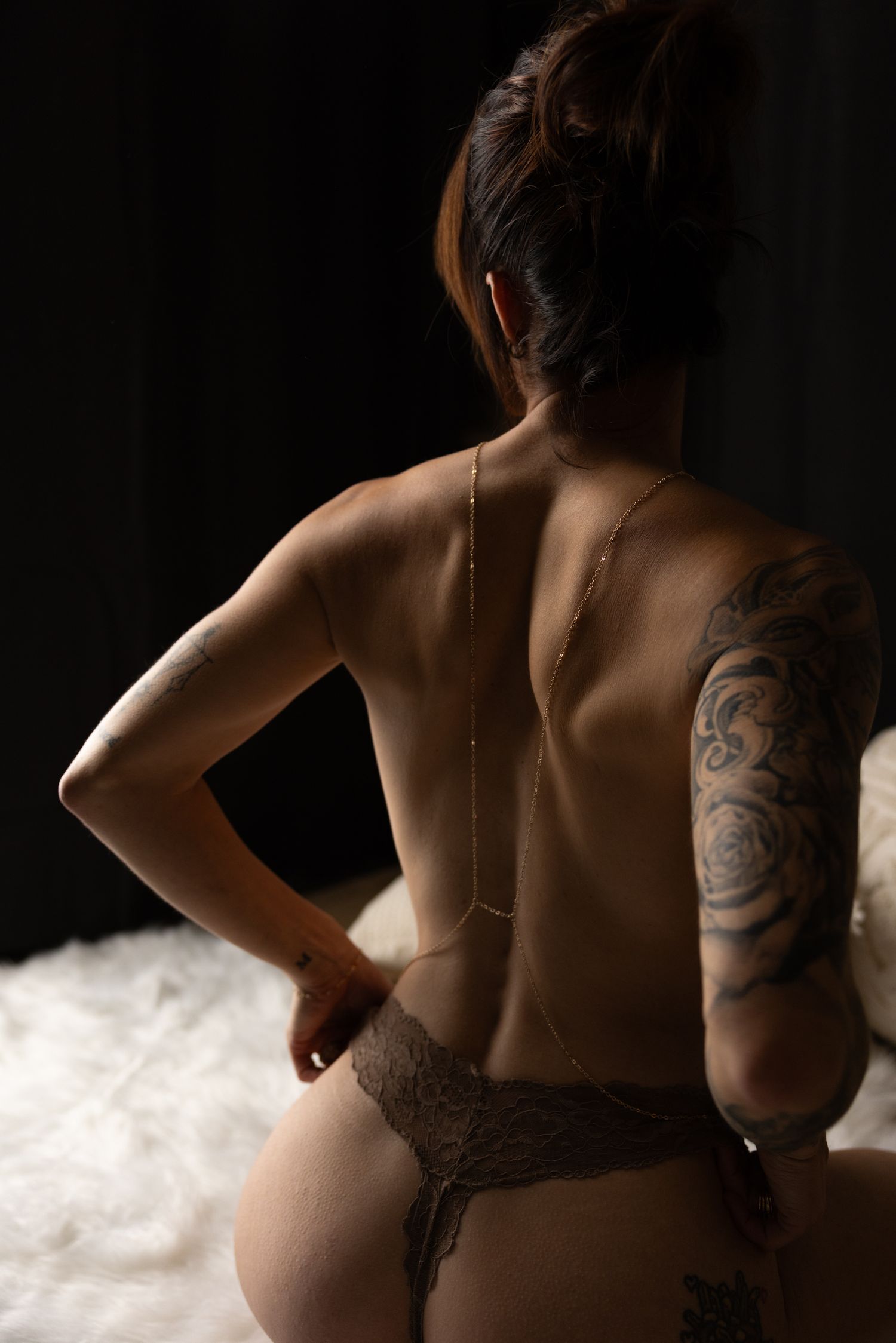 Photographie intime et élégante d’une femme, style boudoir de luxe à Québec.