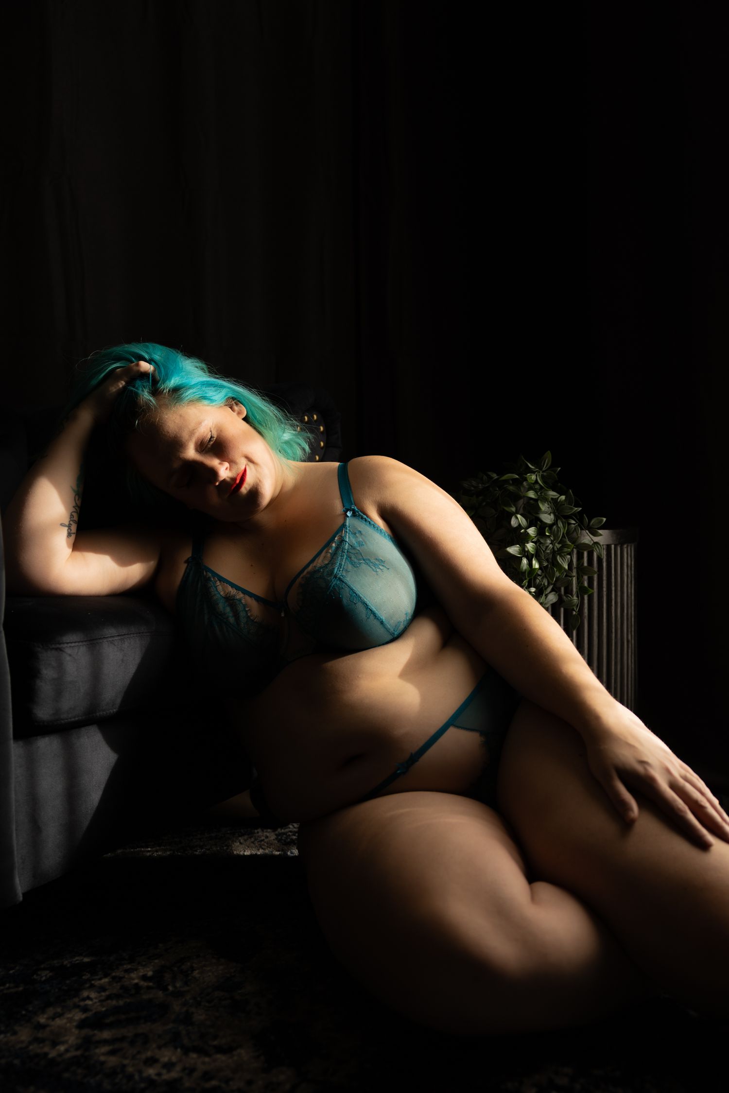 Photographie intime et élégante d’une femme, style boudoir de luxe à Québec.