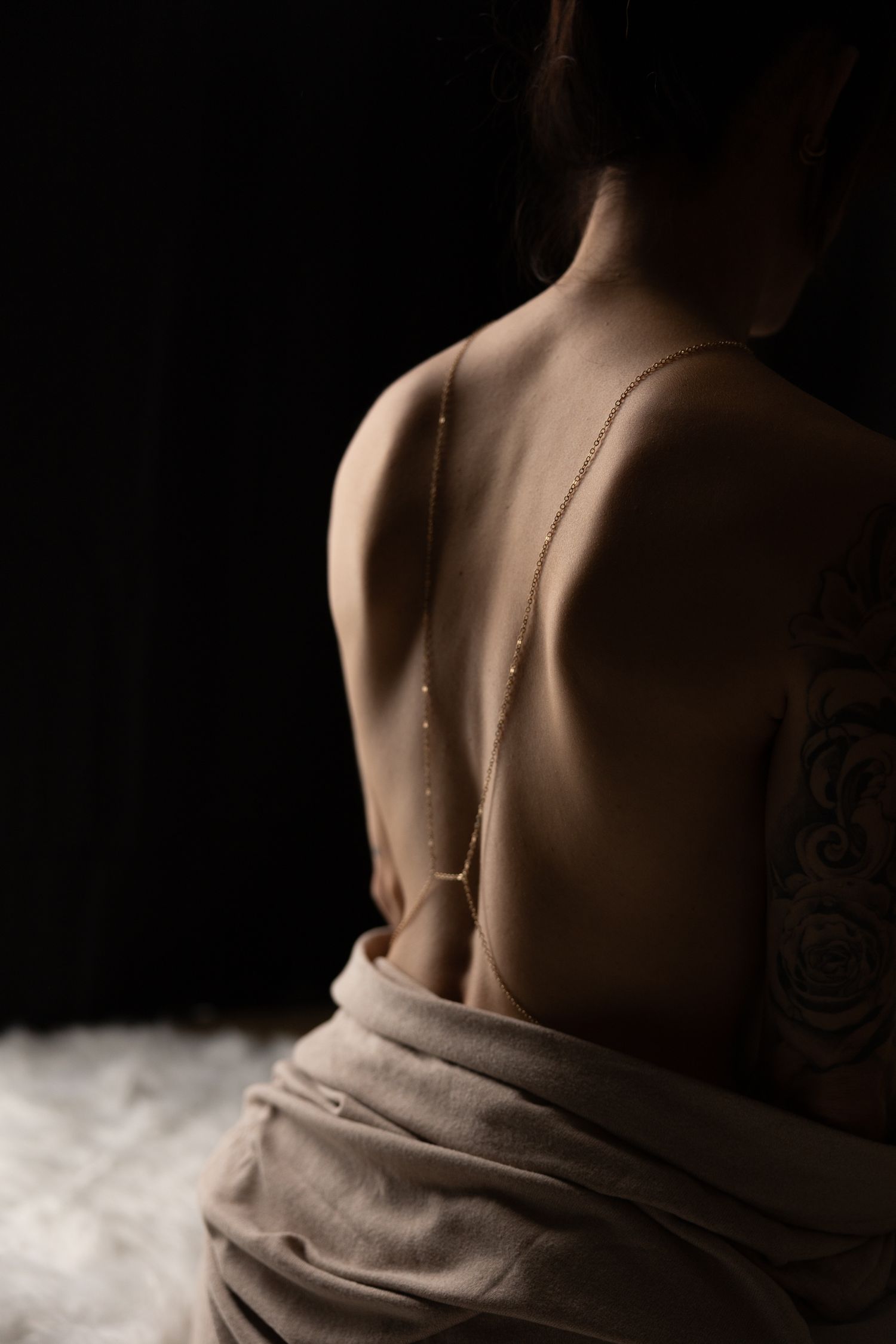 Photographie intime et élégante d’une femme, style boudoir de luxe à Québec.