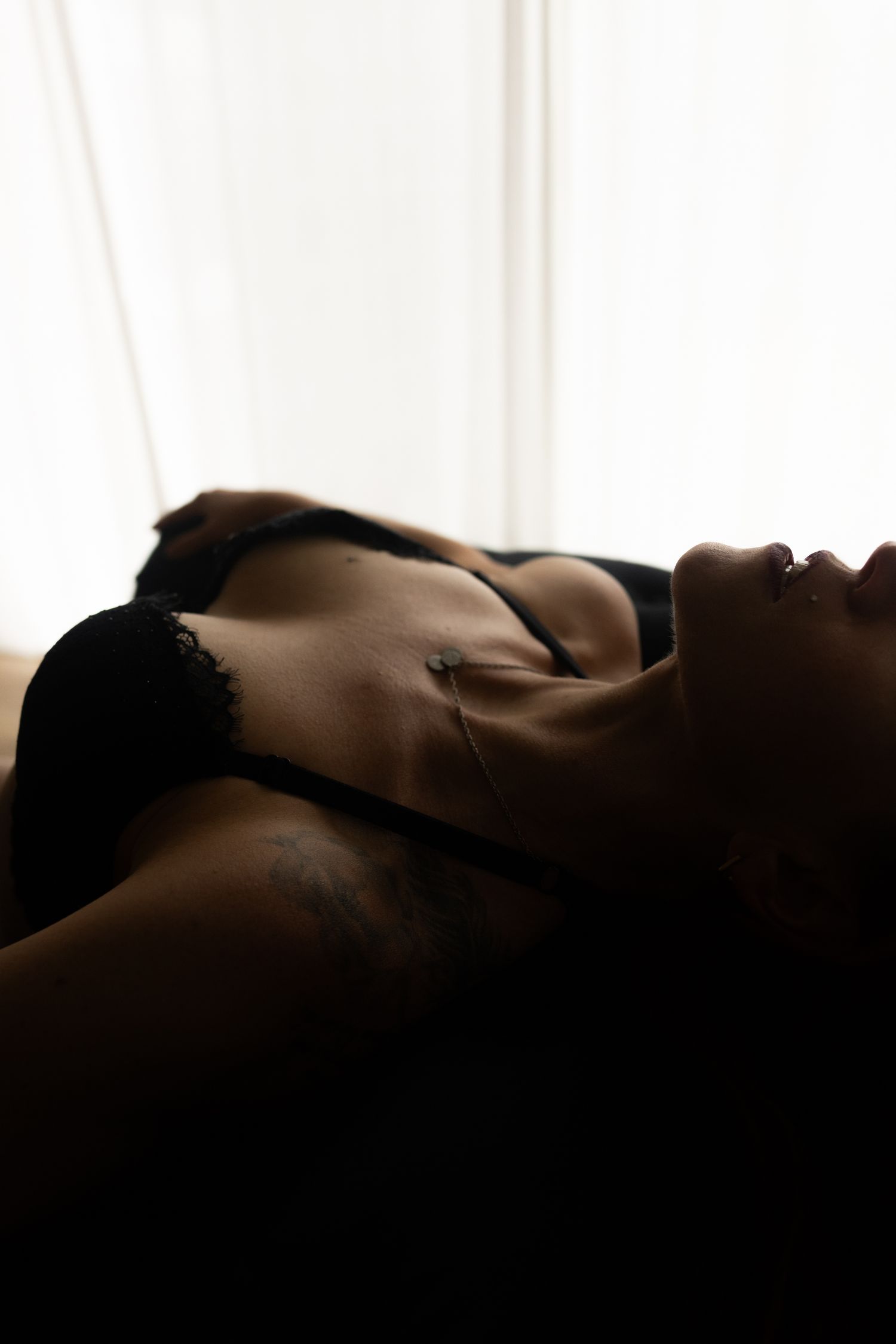 Photographie intime et élégante d’une femme, style boudoir de luxe à Québec.