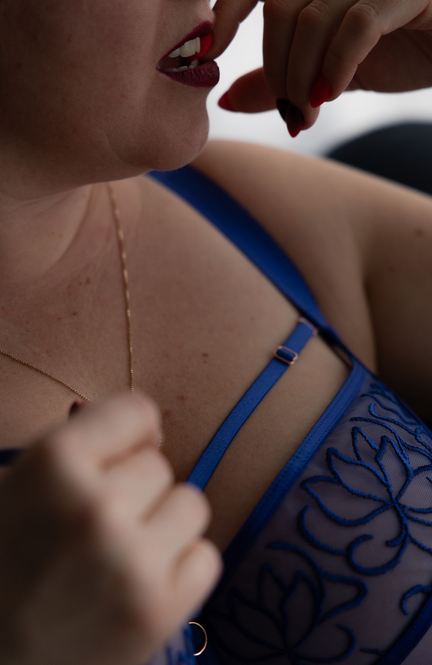 Photographie intime et élégante d’une femme, style boudoir de luxe à Québec.