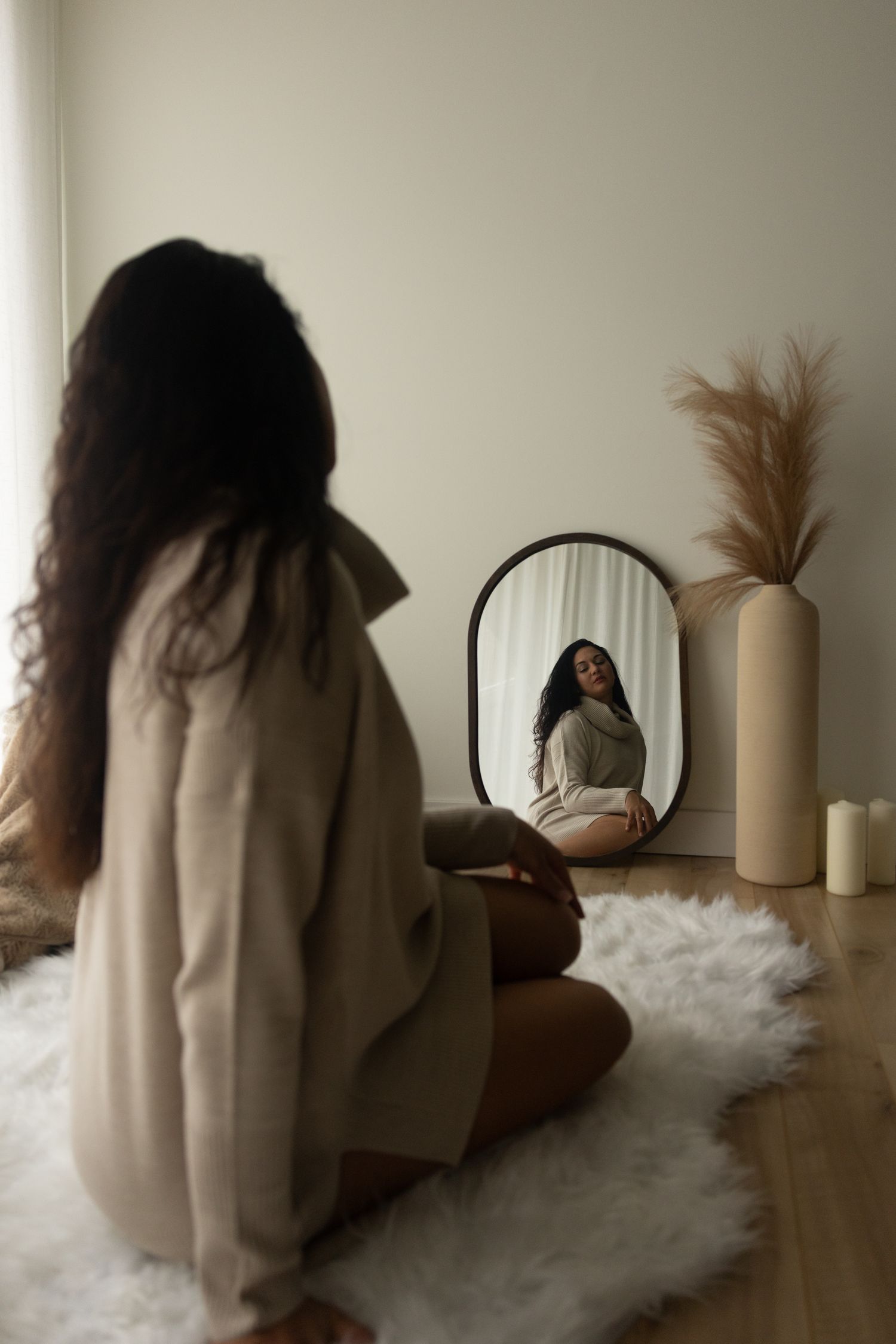 Photographie intime et élégante d’une femme, style boudoir de luxe à Québec.