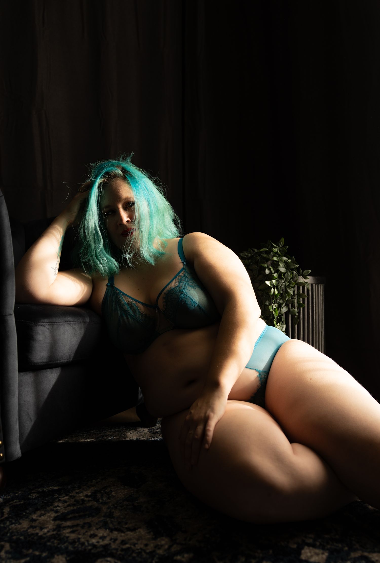 Photographie intime et élégante d’une femme, style boudoir de luxe à Québec.