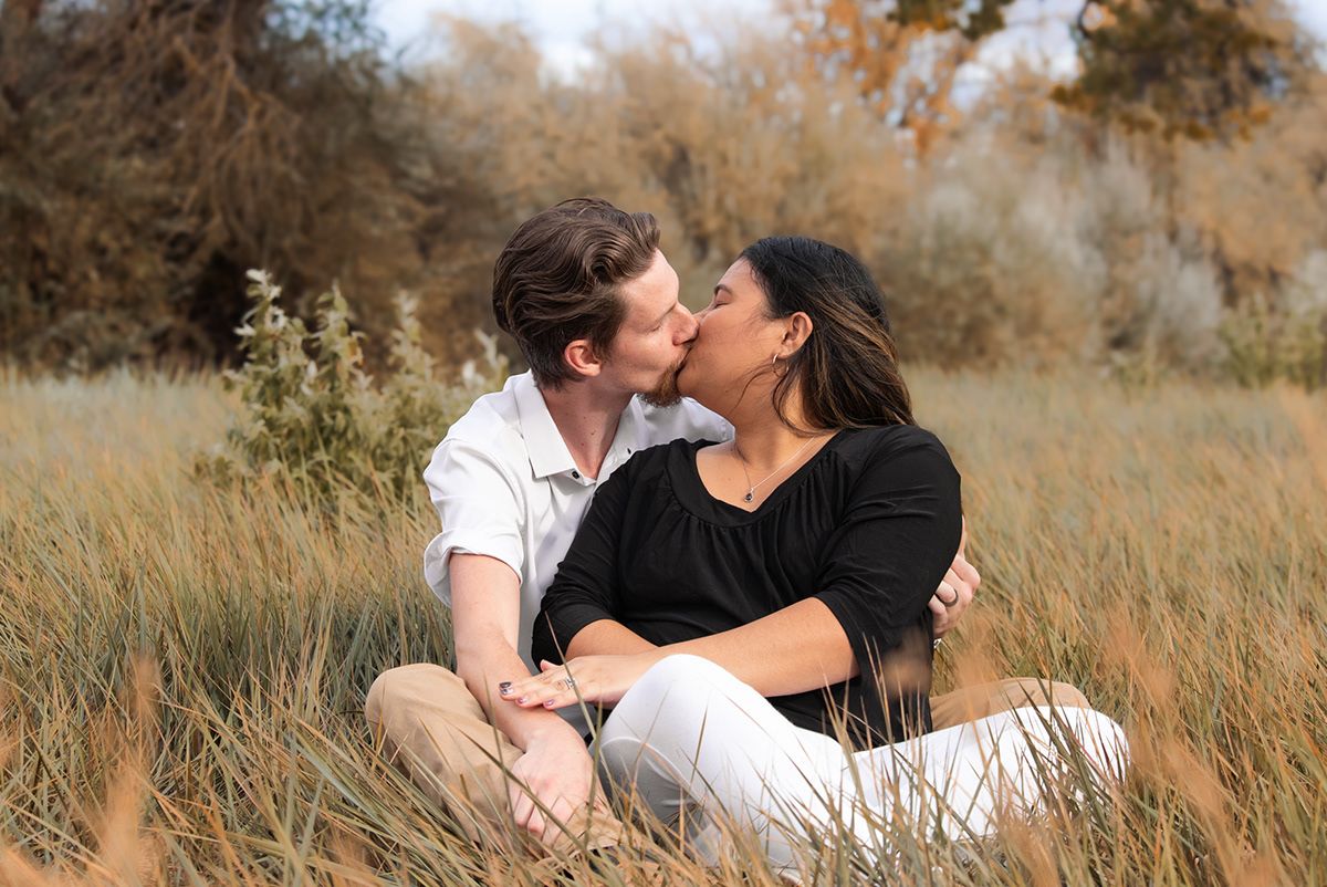 Couple kissing in a field in Kennewick WA
