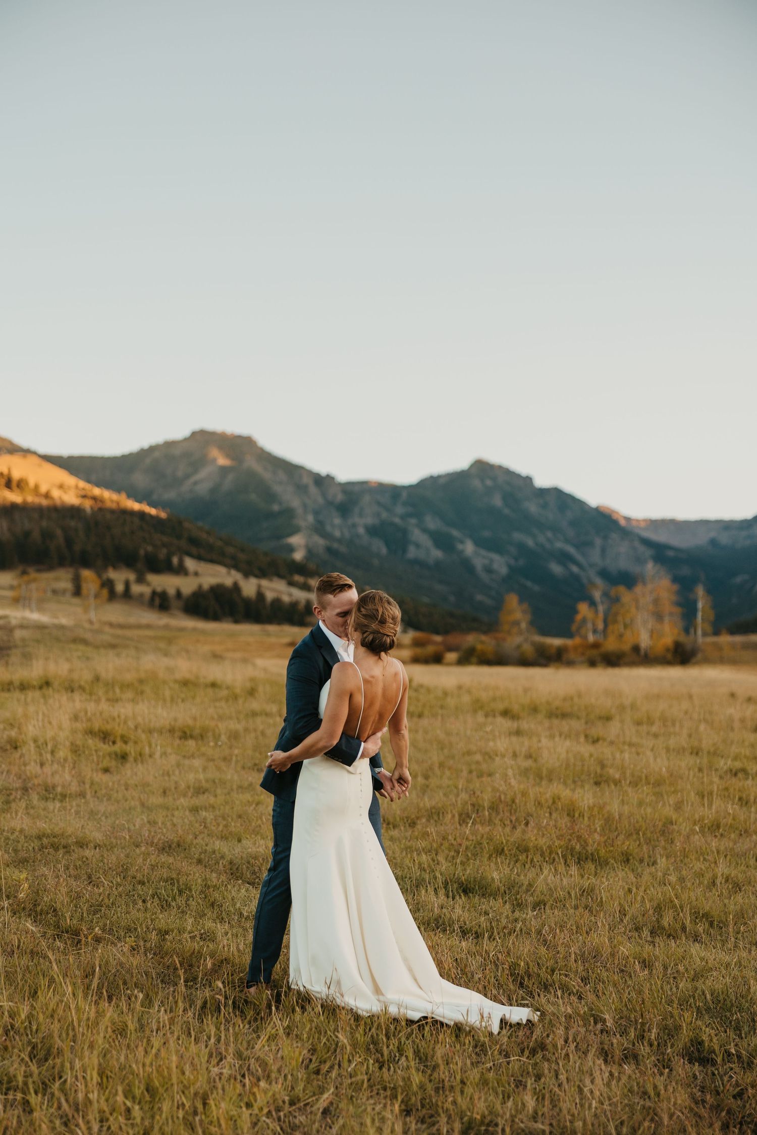 Paradise Valley Photographer captures wedding in Paradise valley Montana near Pray Montana and Livingston, Montana Sage Lodge