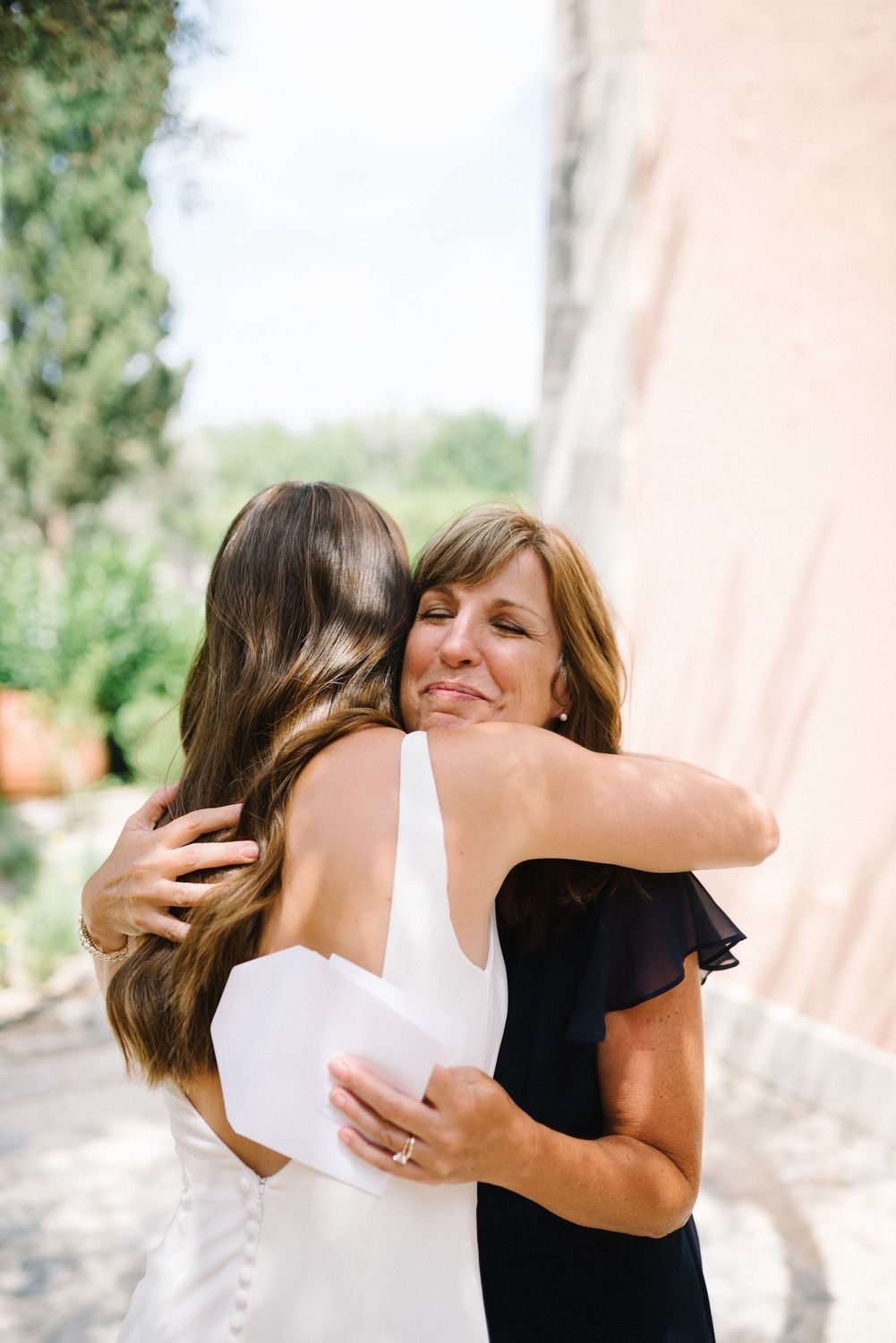bride hugs her mother before the wedding