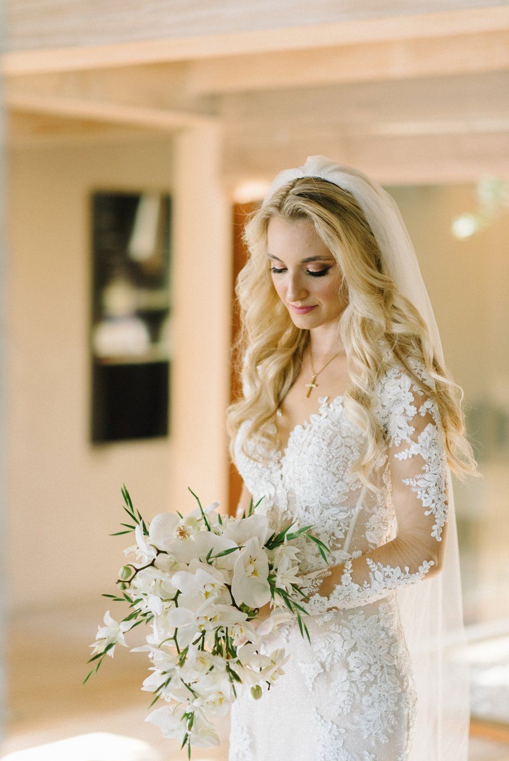 portrait of bride holding the wedding flowers