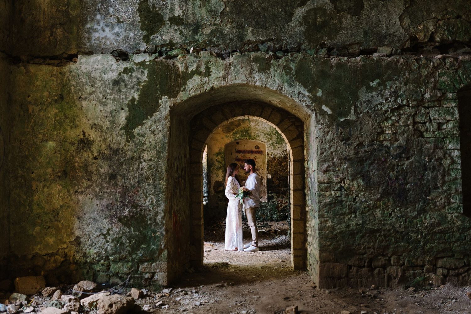 couple looking kissing in pantocrator castle in preveza