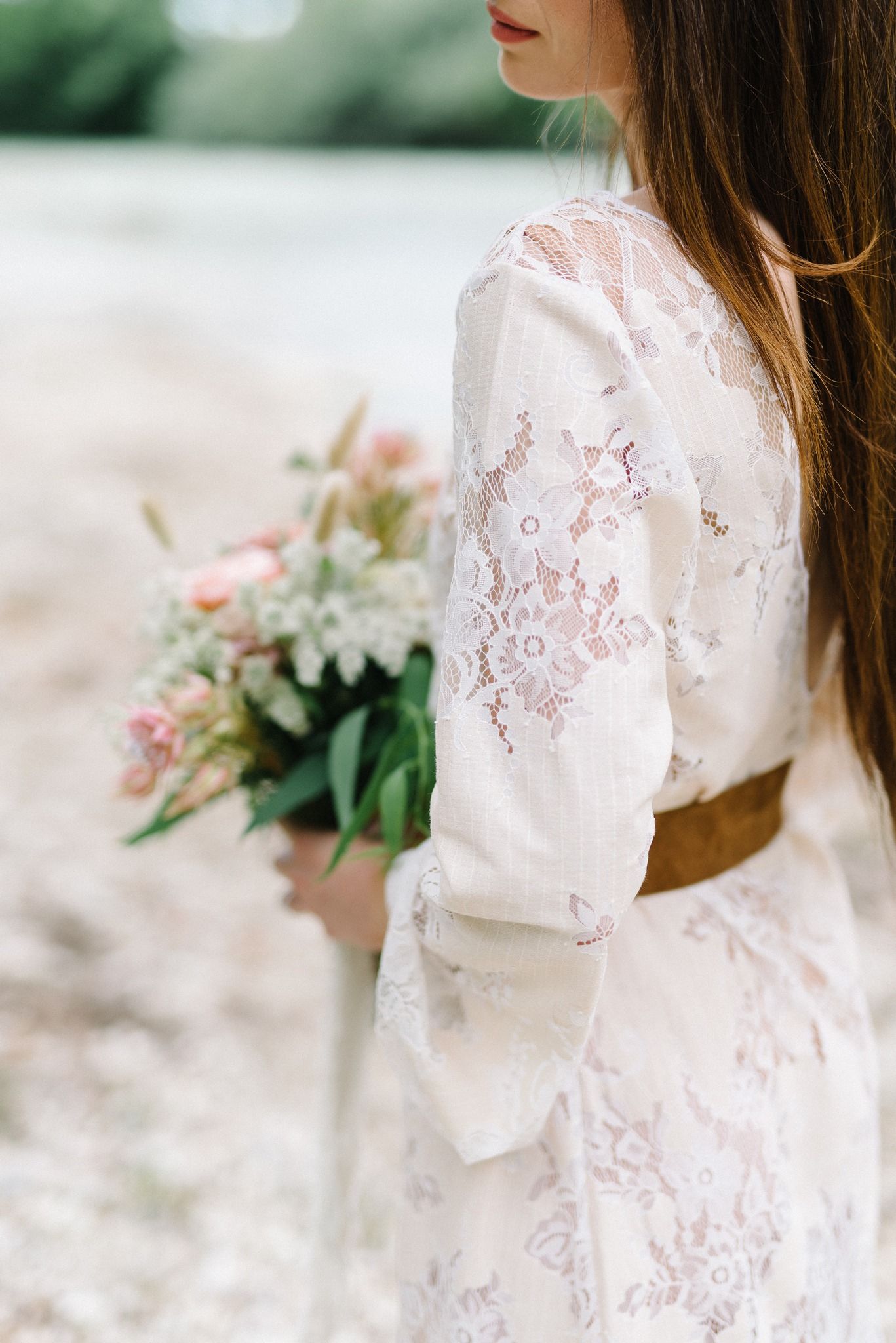 wedding flowers with a nidodileda dress in acheron river