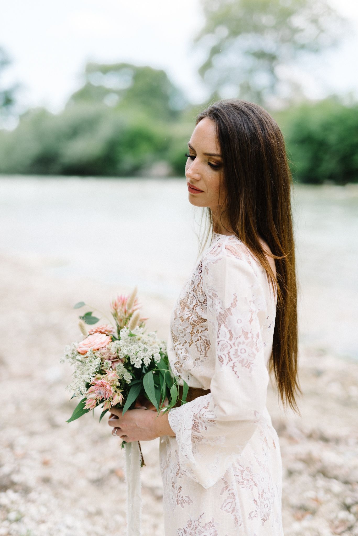 wedding flowers with a nidodileda dress in acheron river