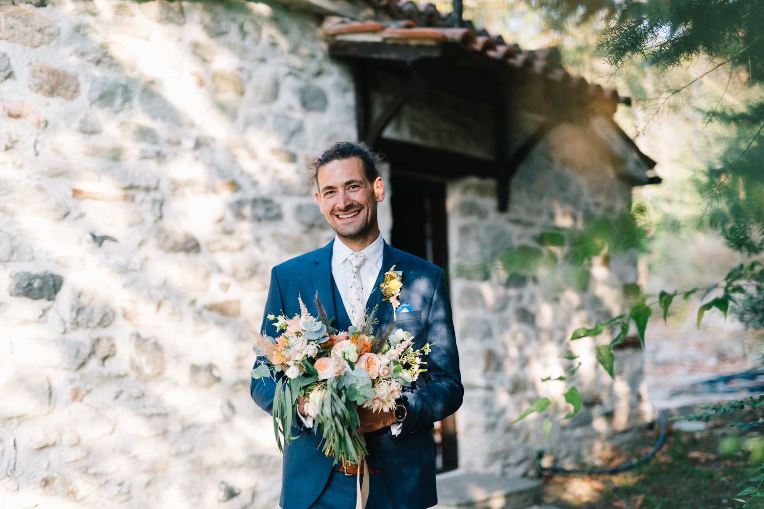 groom is waiting the bride with the wedding bouquet