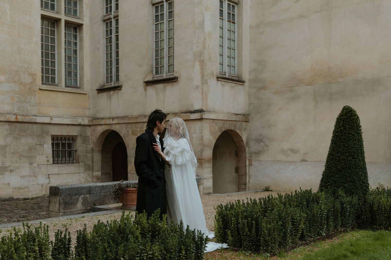 Intimate Paris elopement editorial on a quiet autumn evening in the streets of Paris