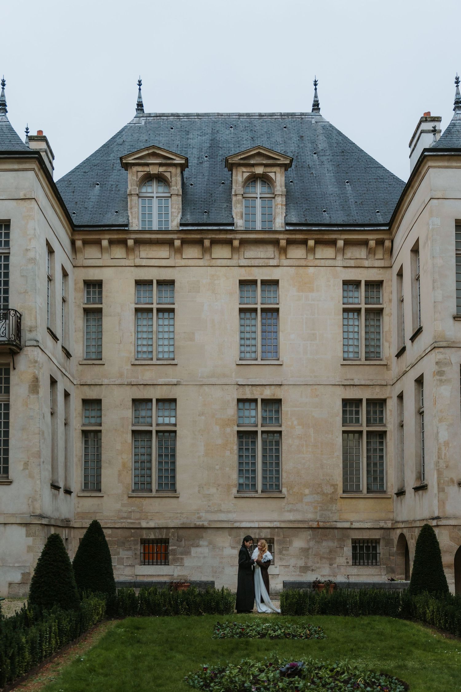 Intimate Paris elopement editorial on a quiet autumn evening in the streets of Paris