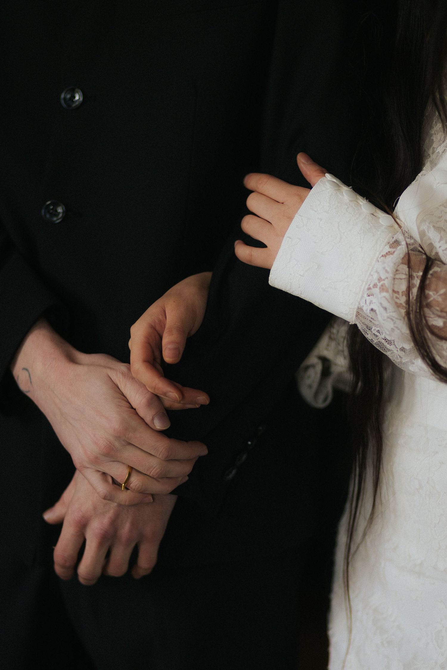 Documentary wedding photograph of bride and groom in Paris. Wedding photographer Greete Rätsep.