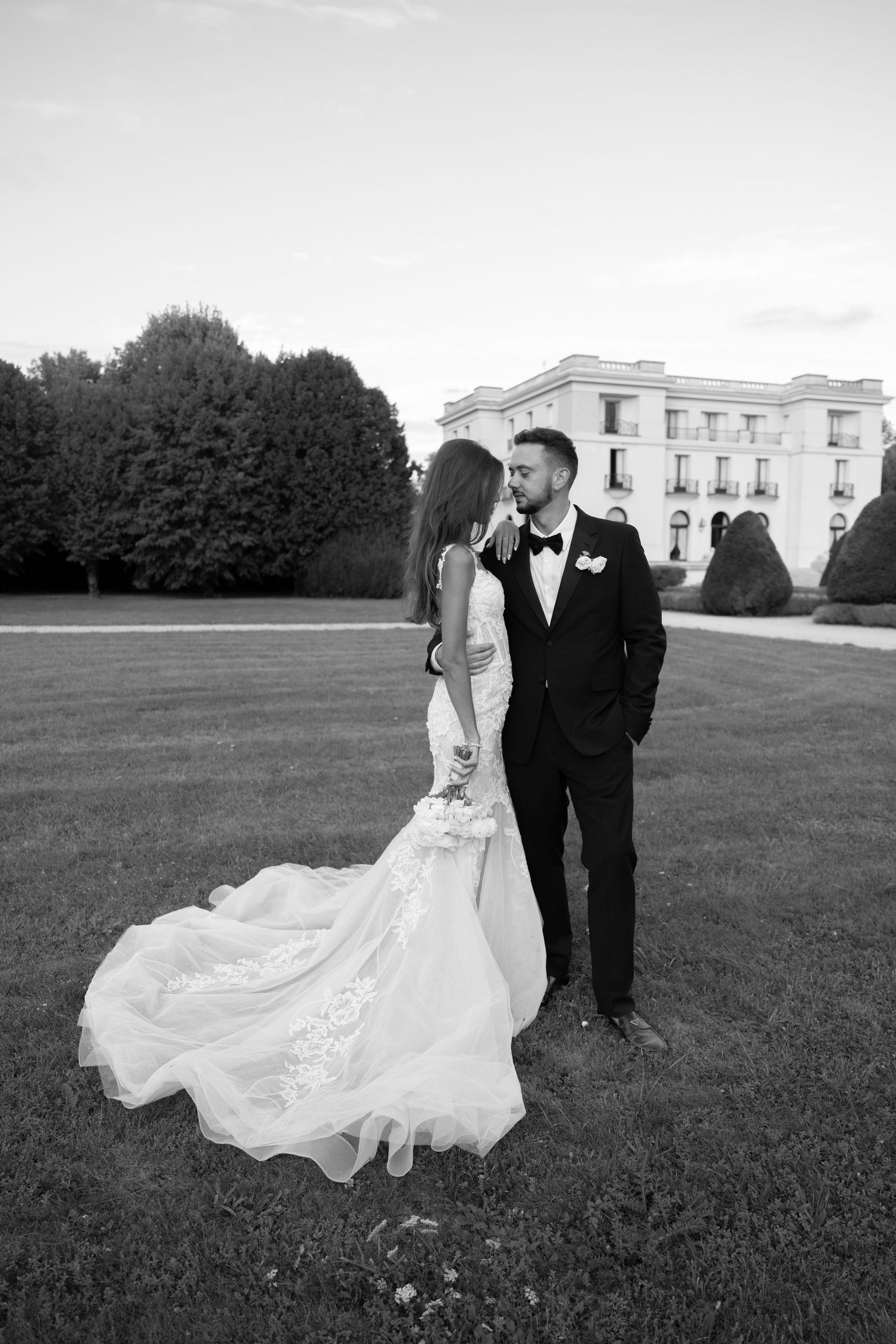 Wedding photography in Champagne at Château de Sept Saulx, elegant bride and groom portrait in a French château setting