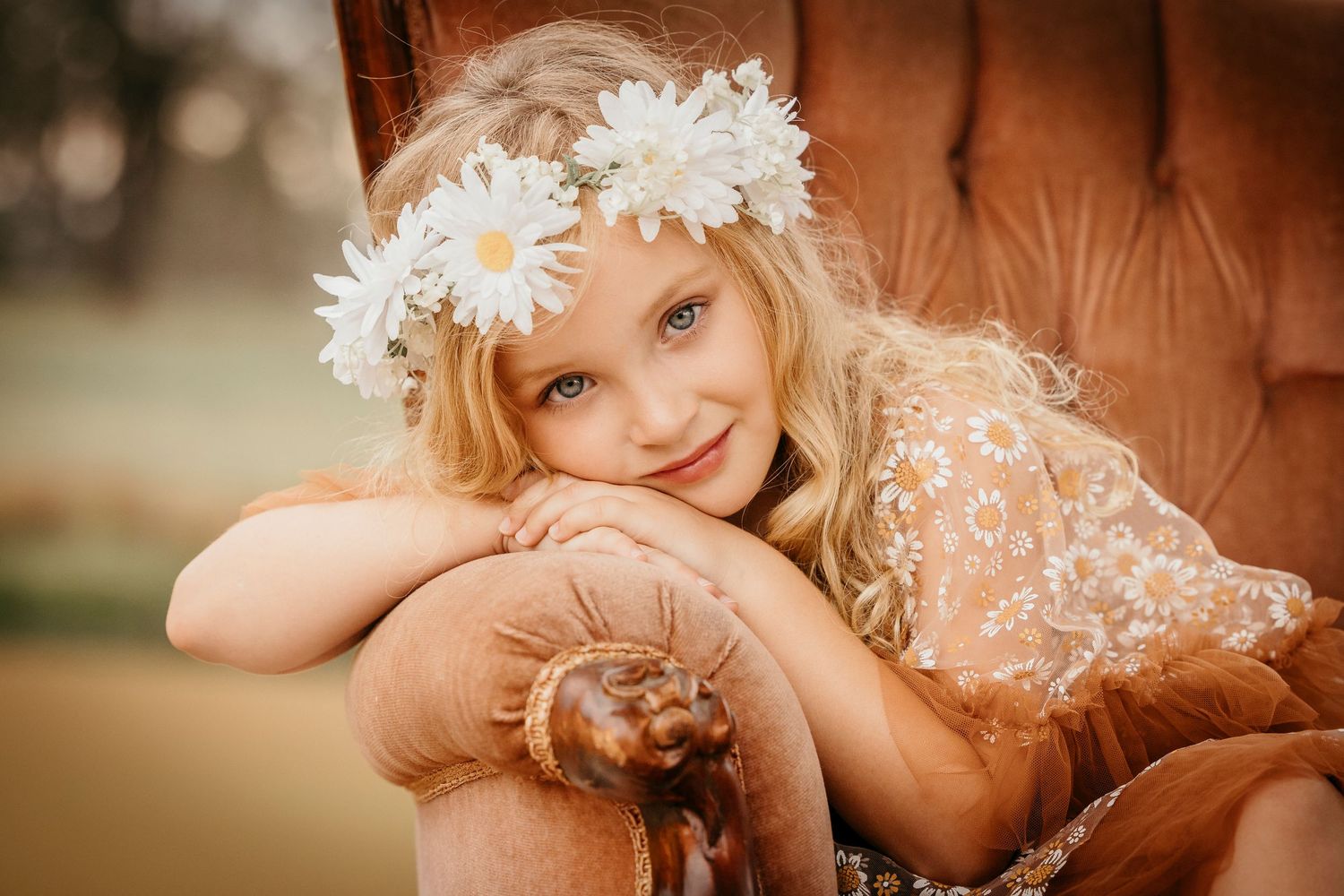 A warm autumn portrait session features soft lighting and dreamy bokeh effects.