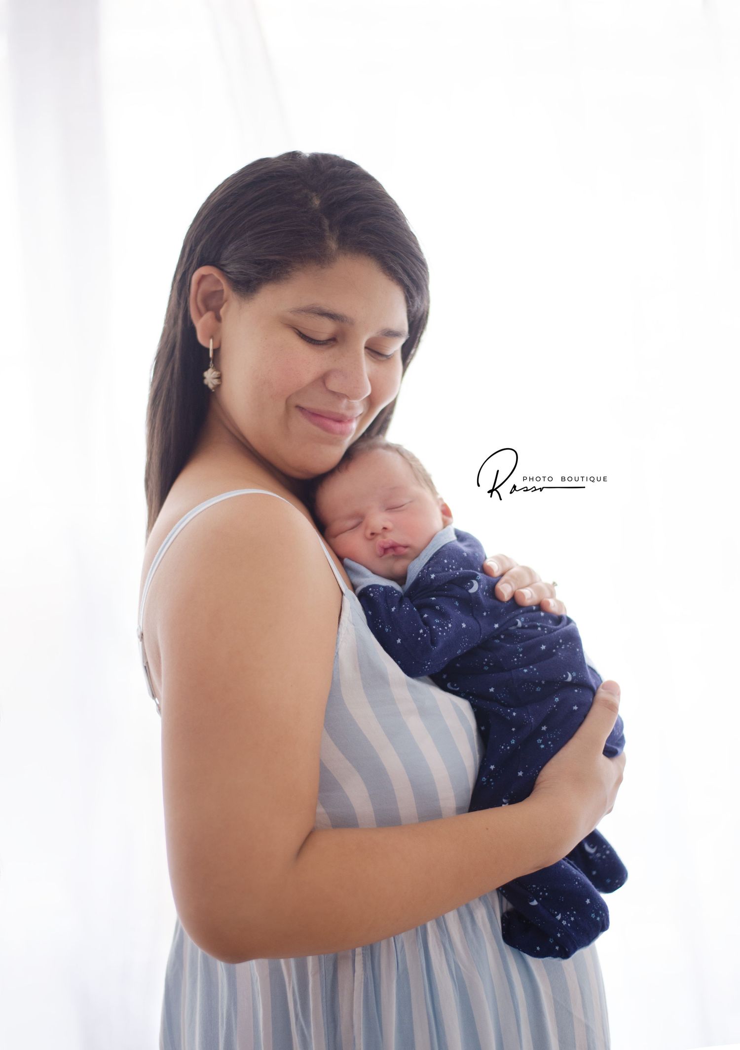 Mom and new baby.
Maternity
Newborn
New baby
Pregnancy
Motherhood 
Children
Childhood 
Natural light
Photography