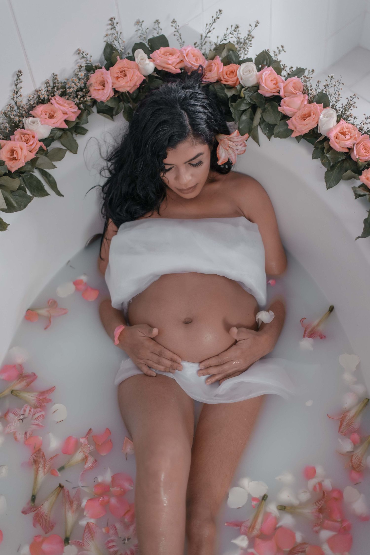 Pregnancy
Motherhood 
Natural light
Photography 
Portrail 
Maternity
flowers
roses