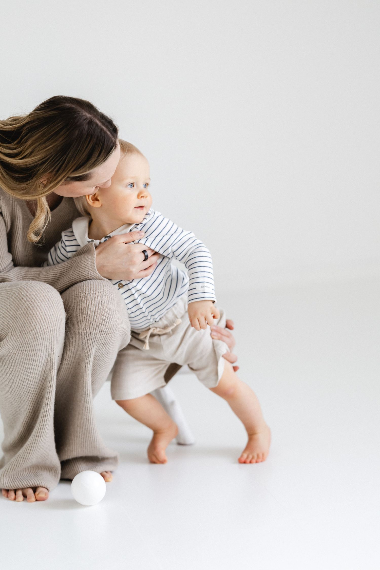 Äiti ja pieni poika lähekkäin studiolla.