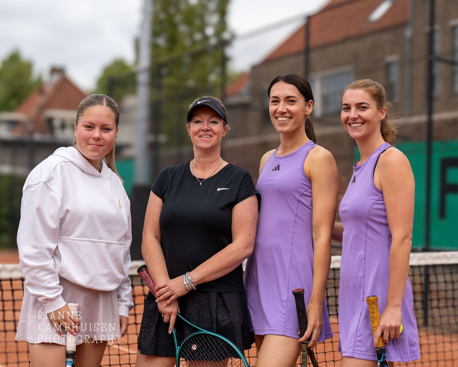Actiefoto's en finalisten van een gravel tennistoernooi met spelers in actie, dubbelspel, toeschouwers en zomerse sfeer rond de baan.