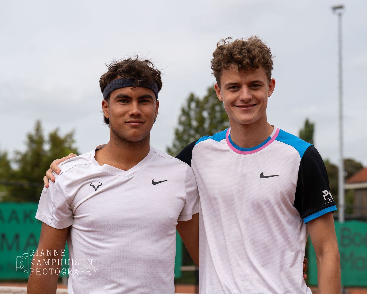 Actiefoto's en finalisten van een gravel tennistoernooi met spelers in actie, dubbelspel, toeschouwers en zomerse sfeer rond de baan.