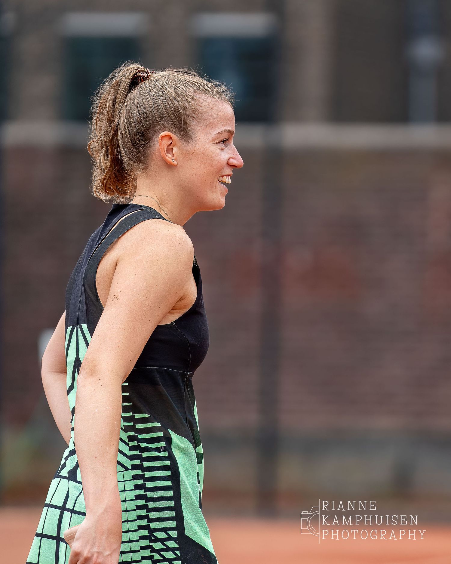 Actiefoto's van de zaterdag van een gravel tennistoernooi met spelers in actie, dubbelspel, toeschouwers en zomerse sfeer rond de baan.
