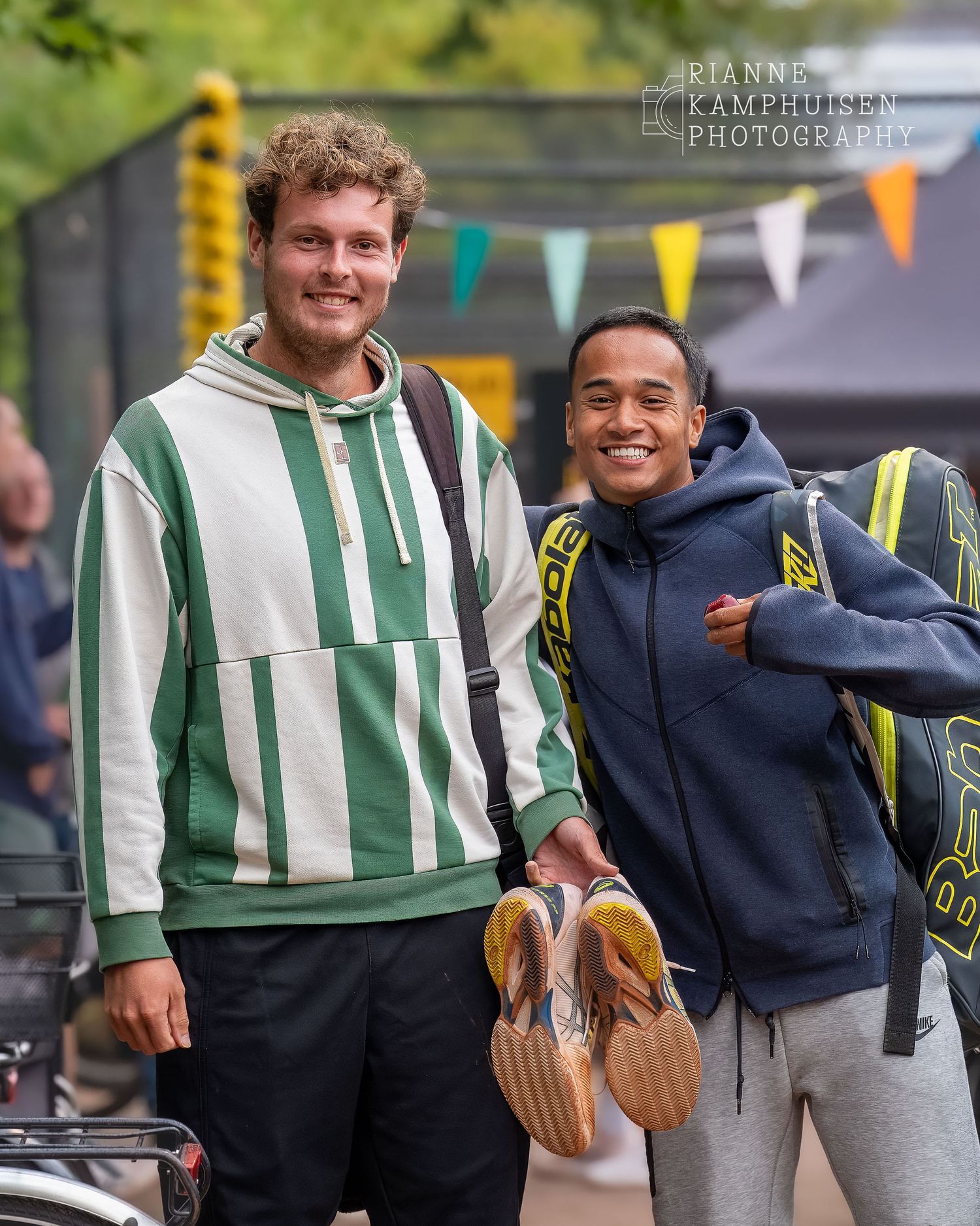 Actiefoto's van de zaterdag van een gravel tennistoernooi met spelers in actie, dubbelspel, toeschouwers en zomerse sfeer rond de baan.