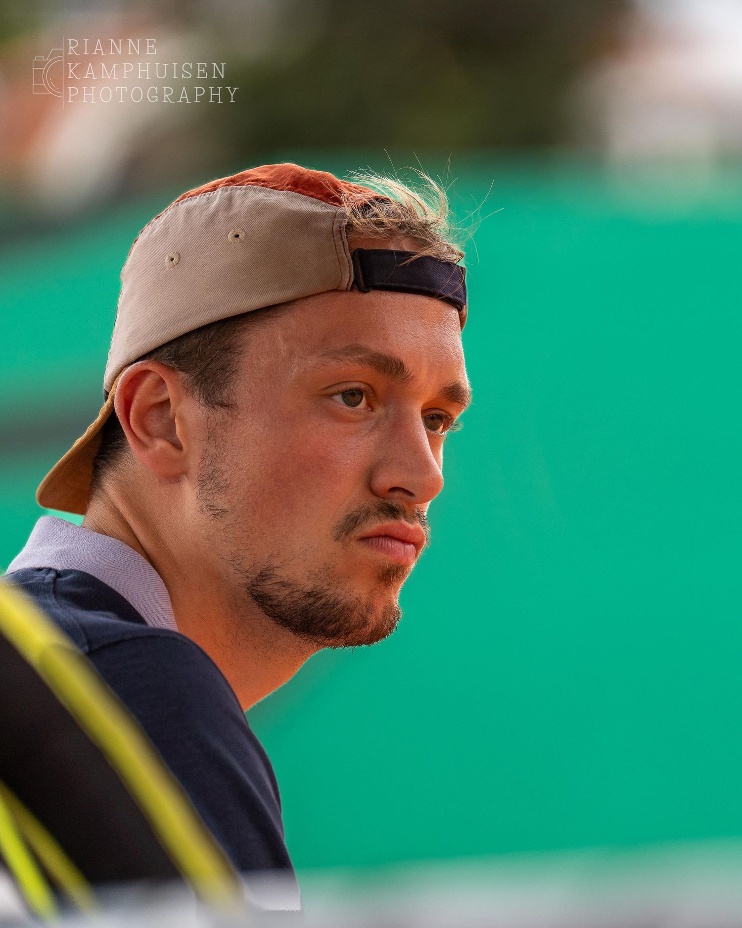 Actiefoto's van gravel tennistoernooi met spelers in actie, dubbelspel, toeschouwers en zomerse sfeer rond de baan.
