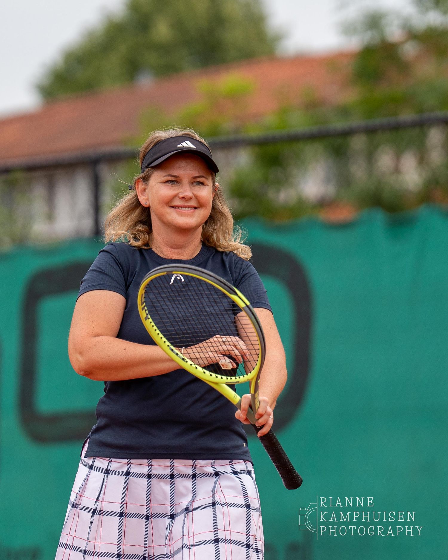 Actiefoto's van gravel tennistoernooi met spelers in actie, dubbelspel, toeschouwers en zomerse sfeer rond de baan.