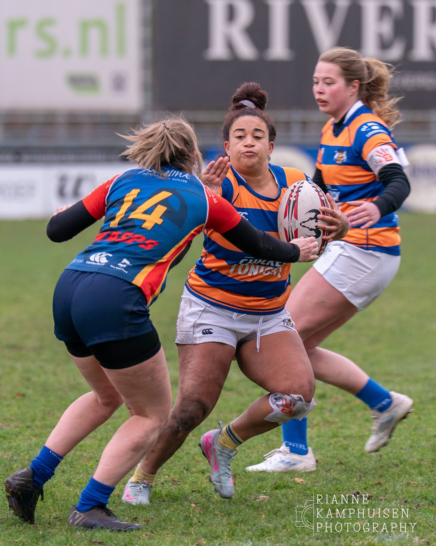 Dame van de Haagse Rugby Club doet een poging om voorbij een tegenstander te komen. Den Haag, Nederland