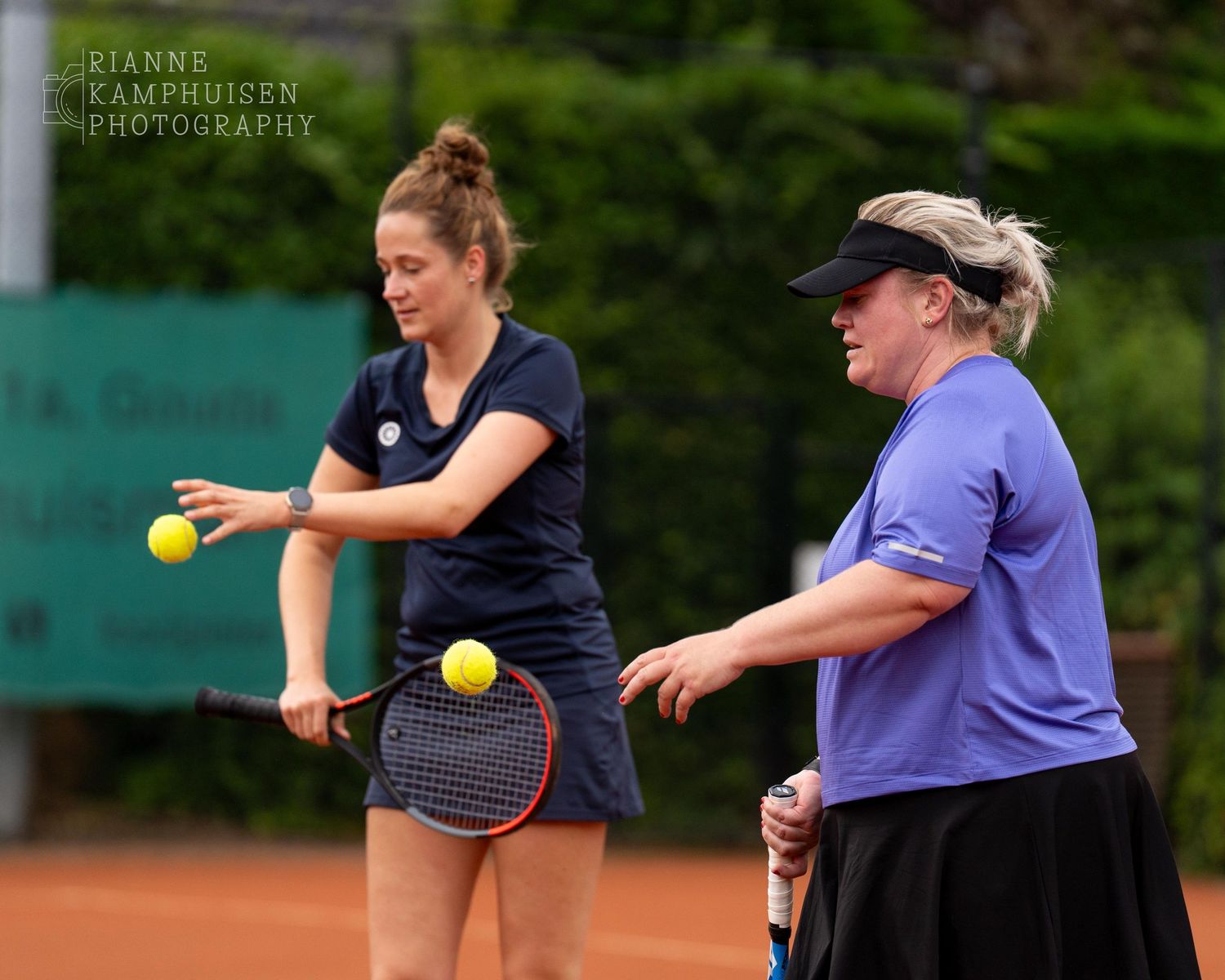 Actiefoto's van gravel tennistoernooi met spelers in actie, dubbelspel, toeschouwers en zomerse sfeer rond de baan.