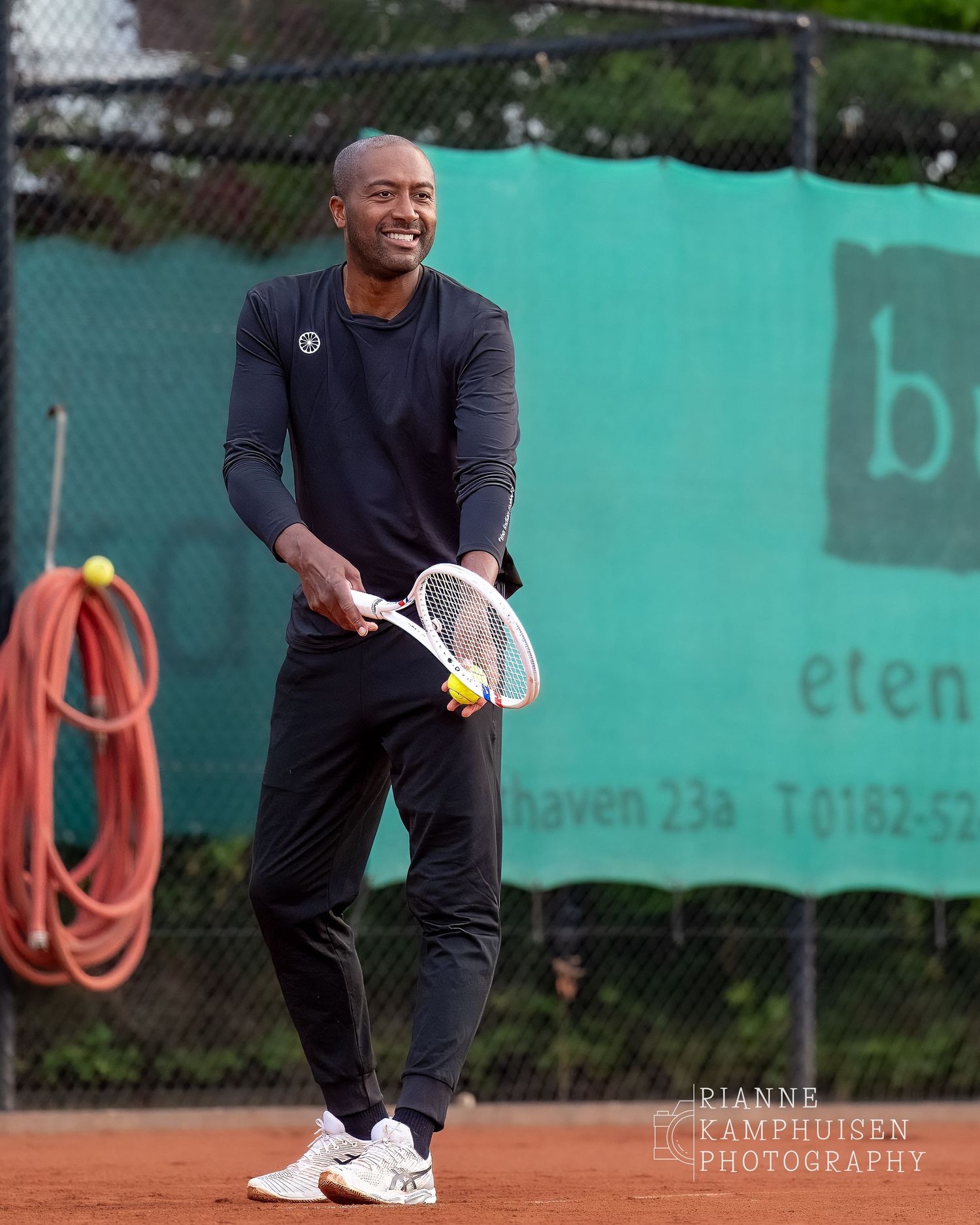 Actiefoto's van gravel tennistoernooi met spelers in actie, dubbelspel, toeschouwers en zomerse sfeer rond de baan.
