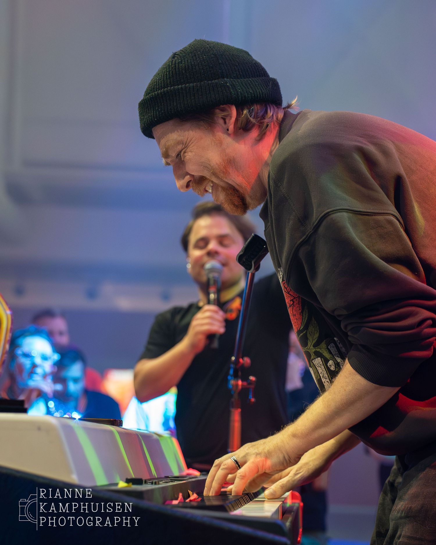 De pianist van The Jimmy's heeft lol tijdens de Crew Night