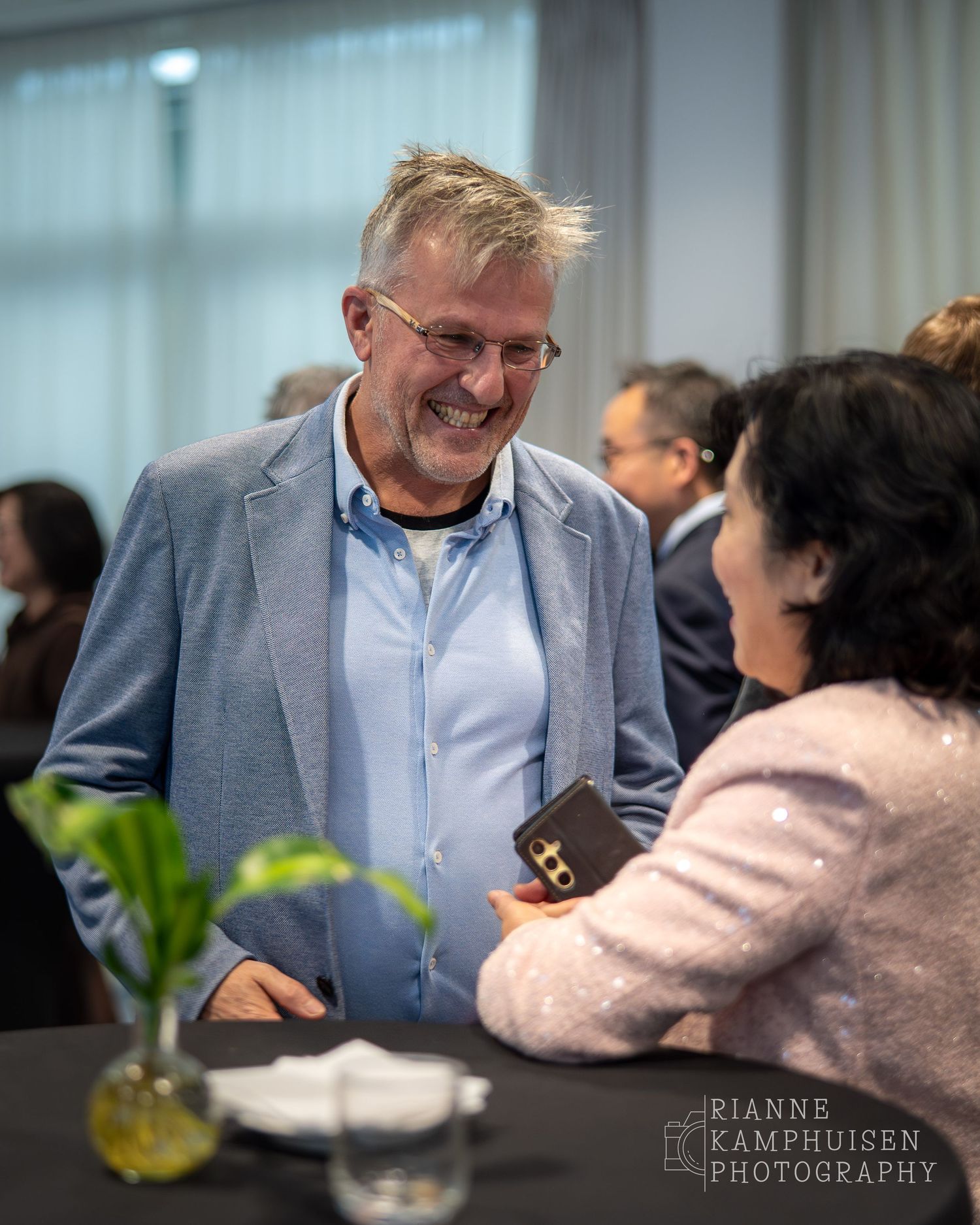 Man en vrouw in gesprek tijdens netwerkdeel van de Yibin Culture & Tourism Conferentie in Nederland.