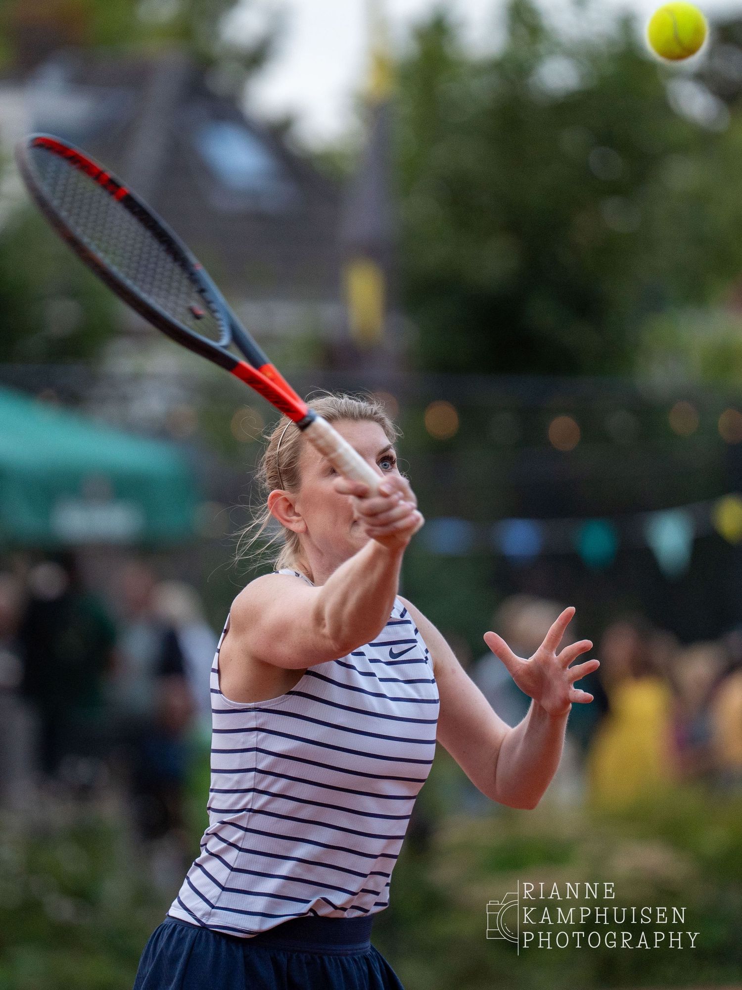 Actiefoto's van de woensdagavond van eengravel tennistoernooi met spelers in actie, dubbelspel, toeschouwers en zomerse sfeer rond de baan.