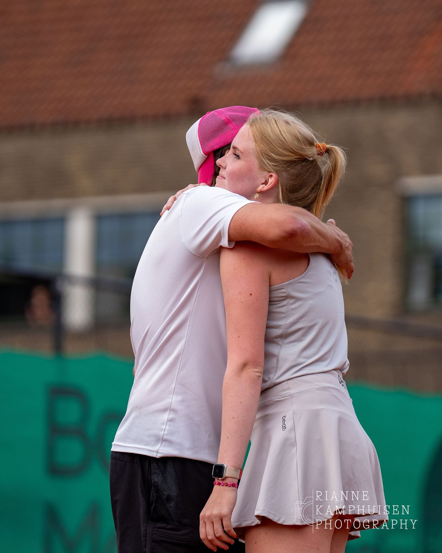 Actiefoto's van gravel tennistoernooi met spelers in actie, dubbelspel, toeschouwers en zomerse sfeer rond de baan.