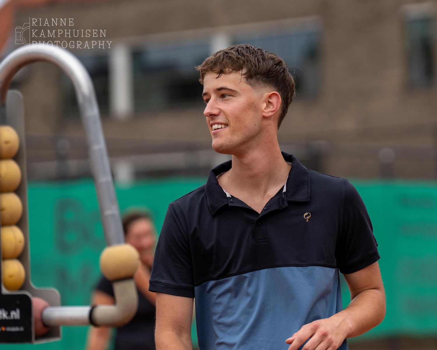 Actiefoto's van gravel tennistoernooi met spelers in actie, dubbelspel, toeschouwers en zomerse sfeer rond de baan.